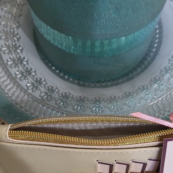 Handmade Cream Card Holder Wallet _ Check out the Handmade Closet tagged below! - Picture 4 of 6